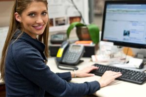 découvrez comment devenir secrétaire à domicile : missions, compétences requises, formations et conseils pour réussir dans ce métier flexible et accessible en télétravail.