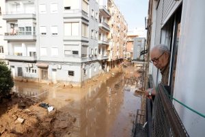 découvrez les causes et les conséquences des récentes pluies intenses en espagne, responsables d’importantes inondations. analyse, chiffres clés et conseils de sécurité dans cet article détaillé.