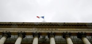 le cac 40 marque une pause tandis que le nikkei continue sa progression. les marchés surveillent également les tensions politiques à washington, sources d'incertitudes économiques.