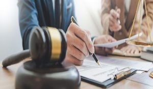 découvrez le métier de juriste d'entreprise : ses principales missions, son rôle stratégique en entreprise et les compétences requises pour accompagner et sécuriser l’activité juridique des sociétés.