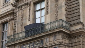 découvrez les coulisses du louvre en 2025 et interrogez-vous sur le rôle du gardien : complice ou simple spectateur ? plongez dans une enquête inédite au cœur du célèbre musée.