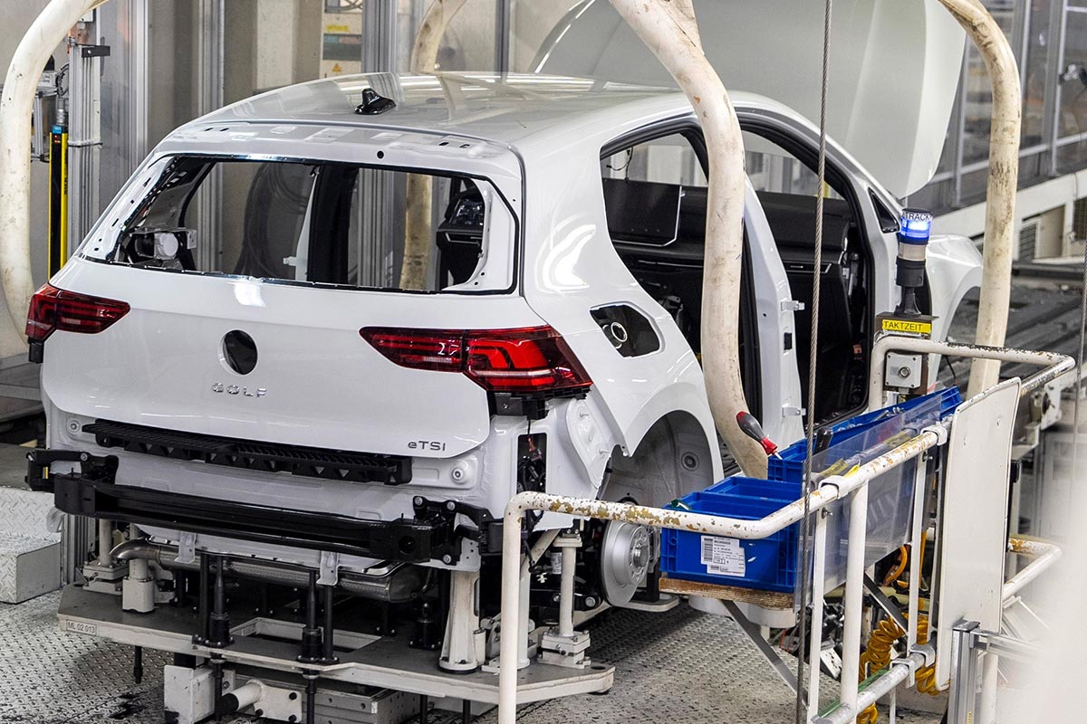 découvrez comment la pénurie mondiale de semi-conducteurs impacte la production et les délais de livraison chez volkswagen, ainsi que les mesures prises par le constructeur pour faire face à cette crise.