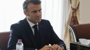 découvrez les vœux du 31 décembre d'emmanuel macron, abordant le service national, l'europe et la fin de vie, avec ses projets et propositions clés pour l'année à venir.