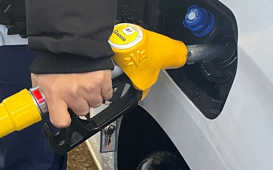 découvrez pourquoi les prix de l'essence et du gazole augmentent de 5 à 20 centimes, malgré la hausse des coûts, et quelles en sont les conséquences pour les consommateurs.