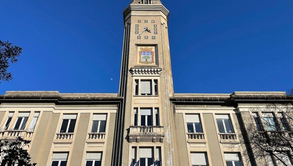 découvrez les enjeux des municipales 2026 à privas avec deux challengers prêts à défier le maire actuel pour le leadership de la commune.